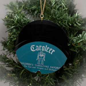 Ornament Caroler.Singers Large.Round Tree.Front